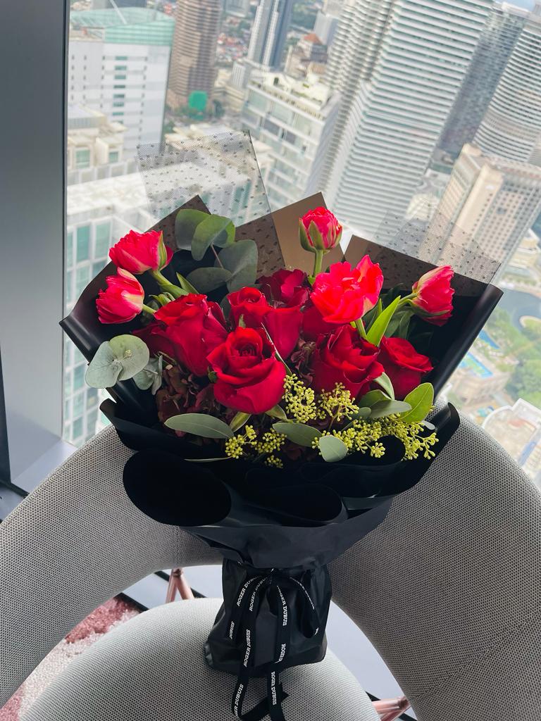 Wintergreen Flower PLT | FLOWER ARRANGEMENT - Hand Bouquet